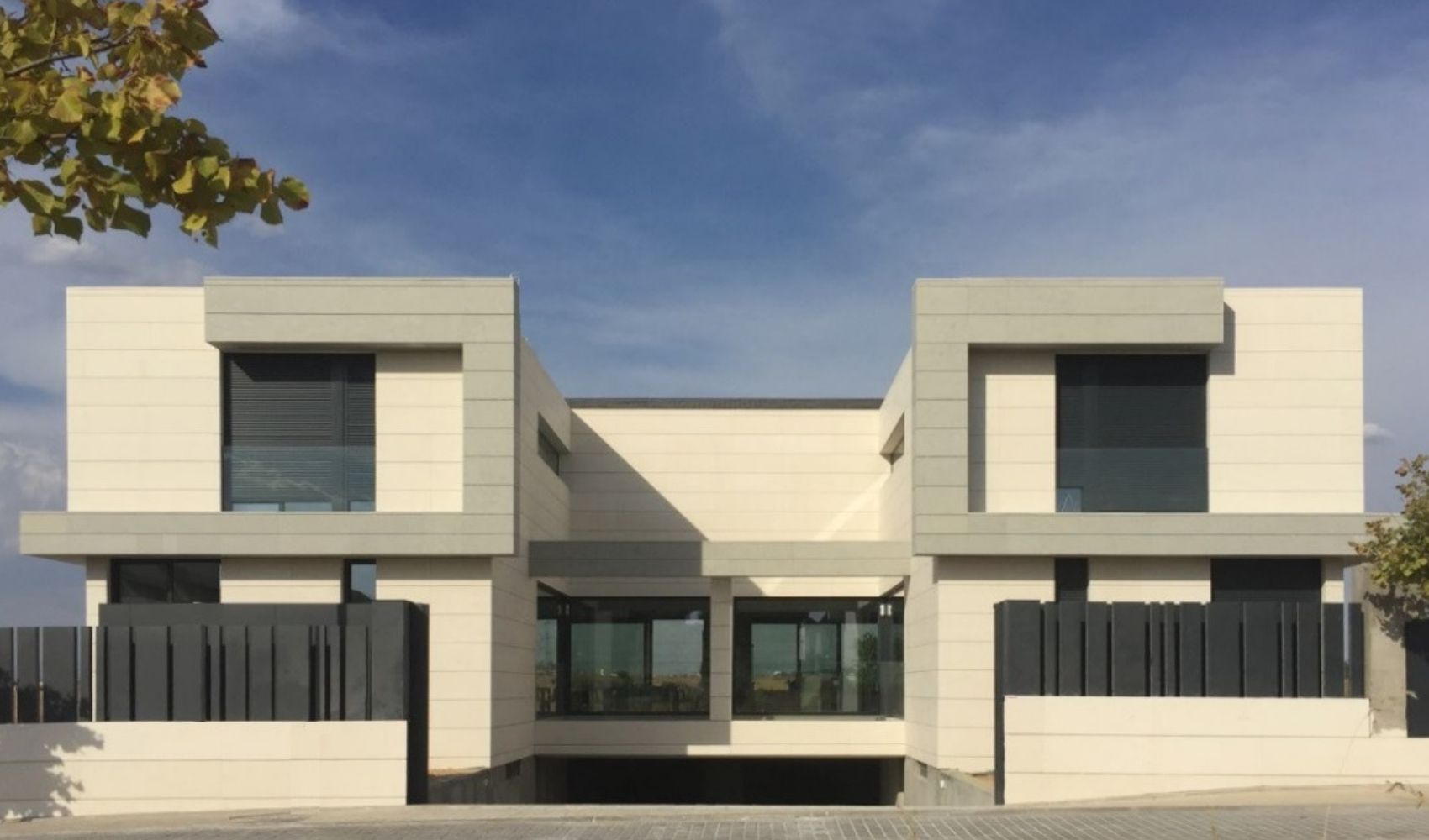 Proyecto de FH2L Arquitectos de 2 viviendas unifamiliares pareadas, Roza Martín, Majadahonda, Madrid.