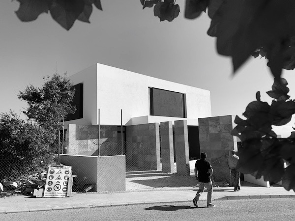 Proyecto de arquitectura del estudio FH2L Arquitectos de 3 viviendas unifamiliares más pisicna en la URB La Alcaidesa, Cádiz