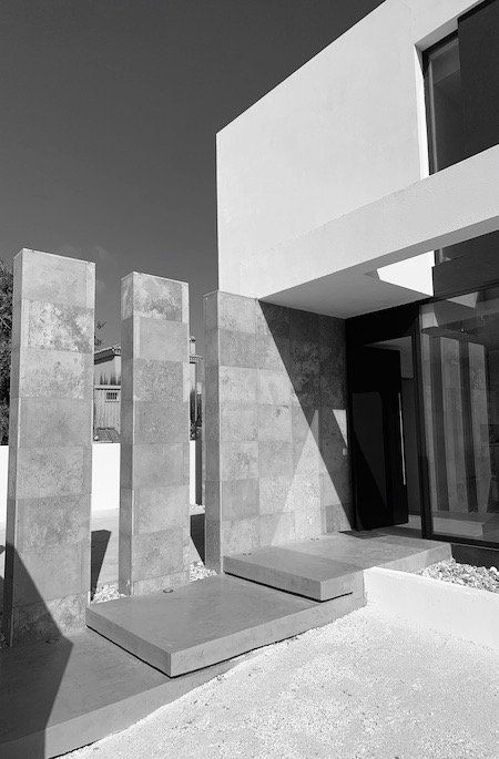 Proyecto de arquitectura del estudio FH2L Arquitectos de 3 viviendas unifamiliares más pisicna en la URB La Alcaidesa, Cádiz